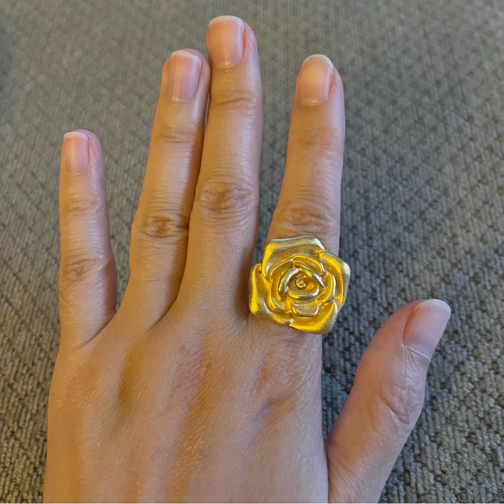 Floral gold-coloured rose ring - size 6